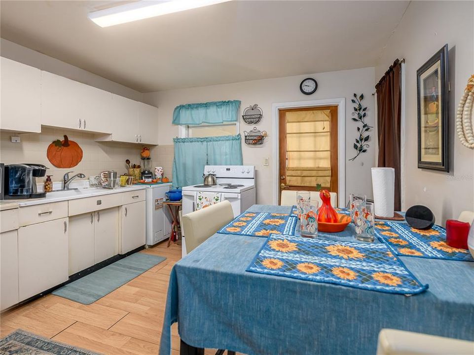 For Sale: $300,000 (3 beds, 2 baths, 1146 Square Feet)