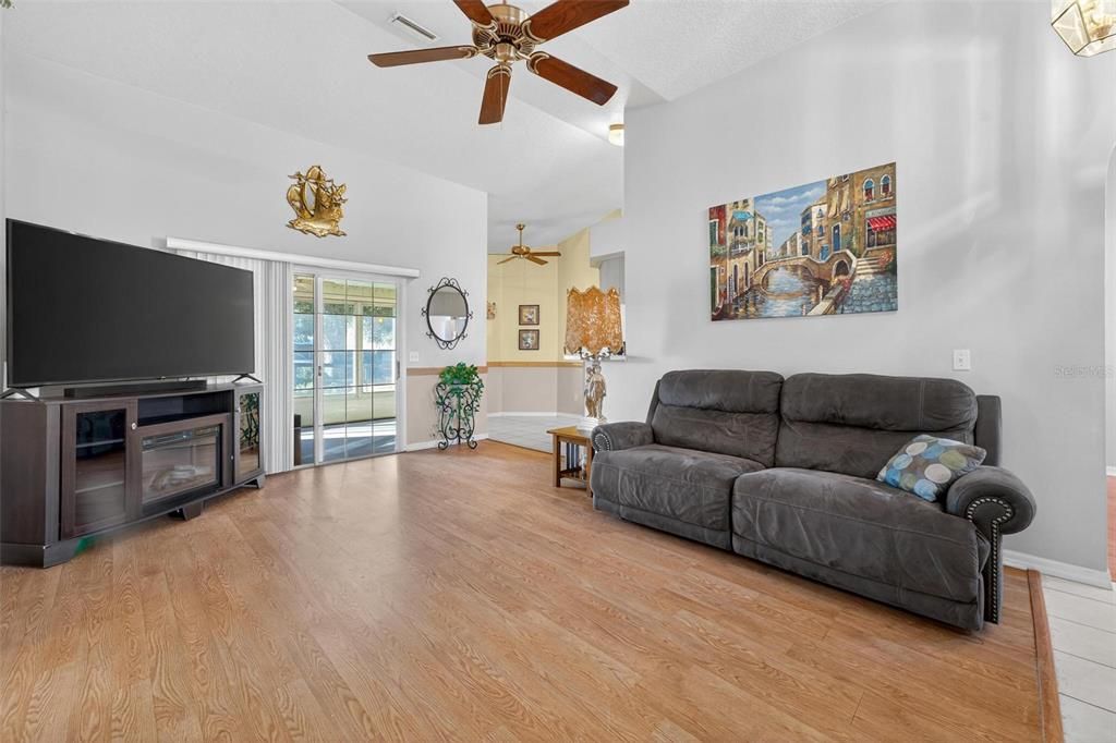 For Sale: $280,000 (3 beds, 2 baths, 1582 Square Feet)