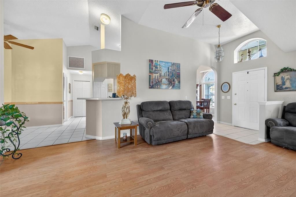 For Sale: $280,000 (3 beds, 2 baths, 1582 Square Feet)