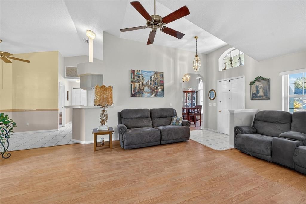 For Sale: $280,000 (3 beds, 2 baths, 1582 Square Feet)