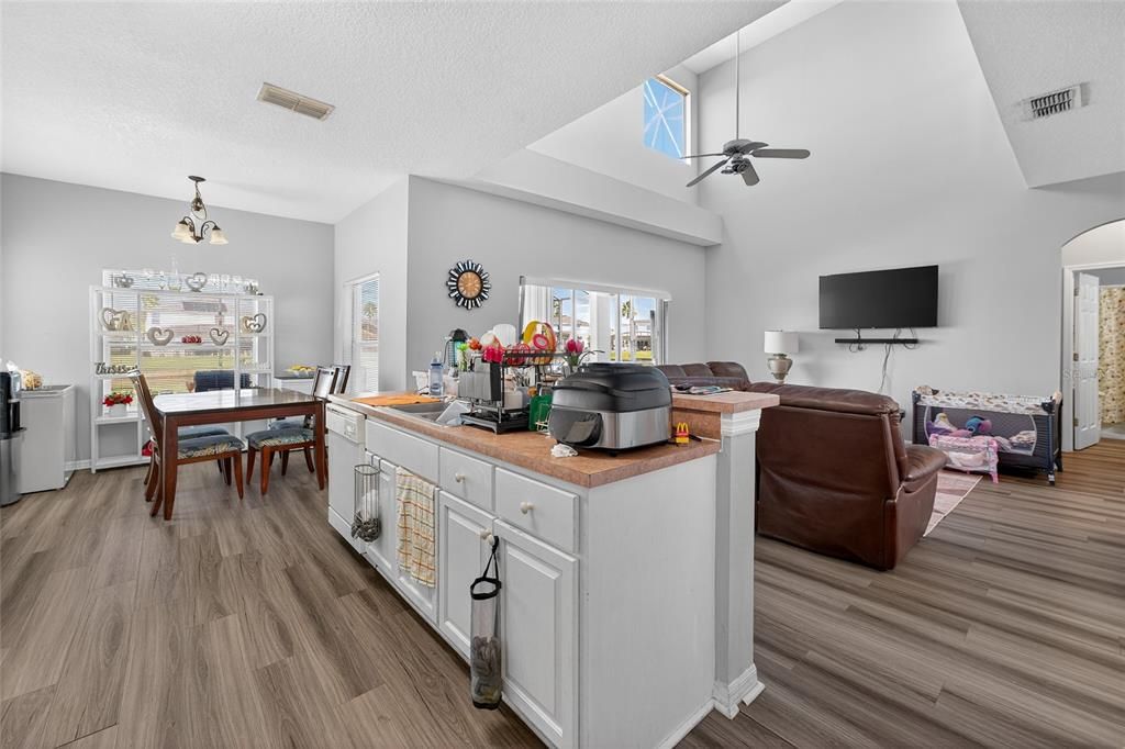 待售: $475,000 (5 贝兹, 3 浴室, 2636 平方英尺)