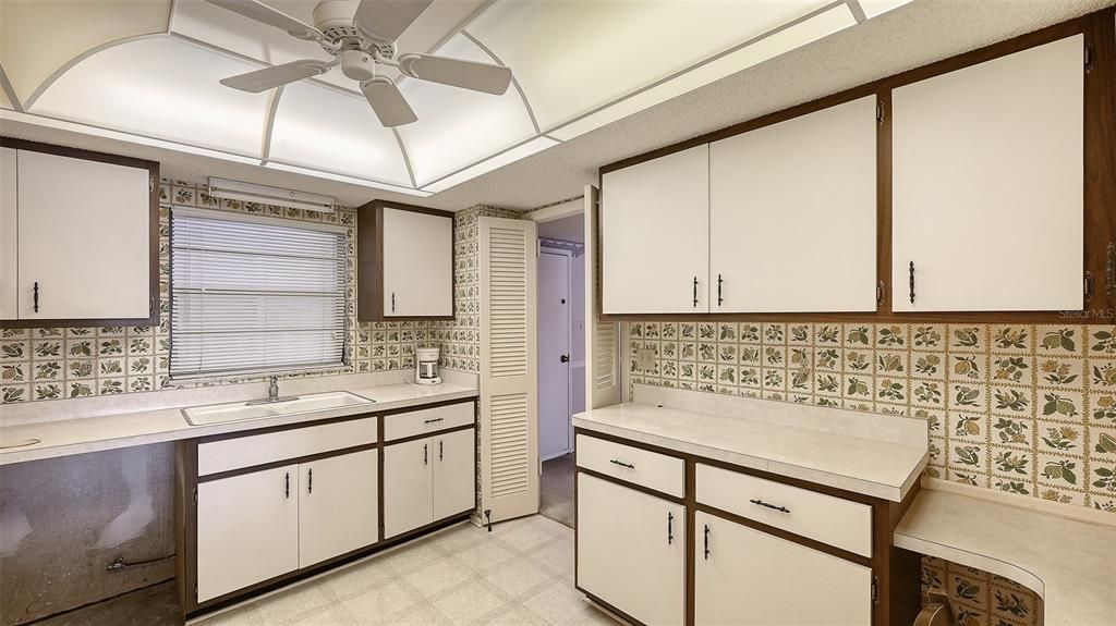 For Sale: $250,000 (2 beds, 2 baths, 1280 Square Feet)