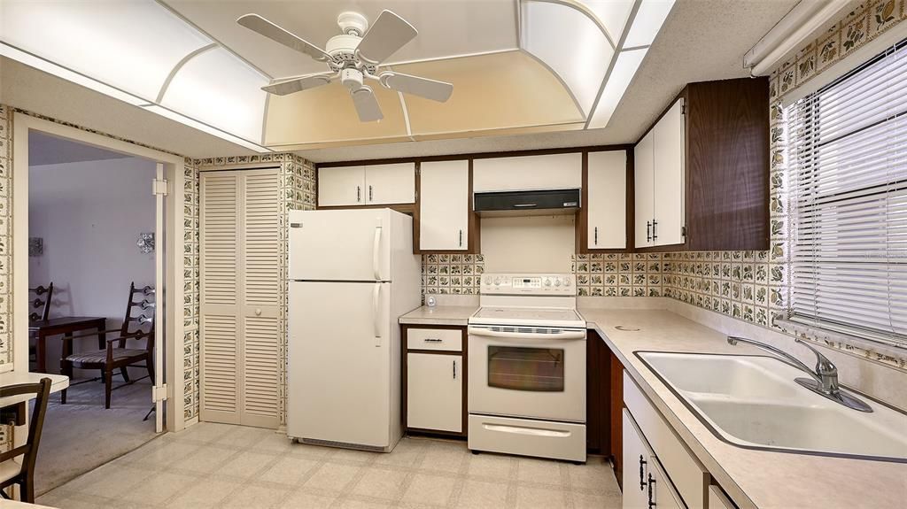 For Sale: $250,000 (2 beds, 2 baths, 1280 Square Feet)