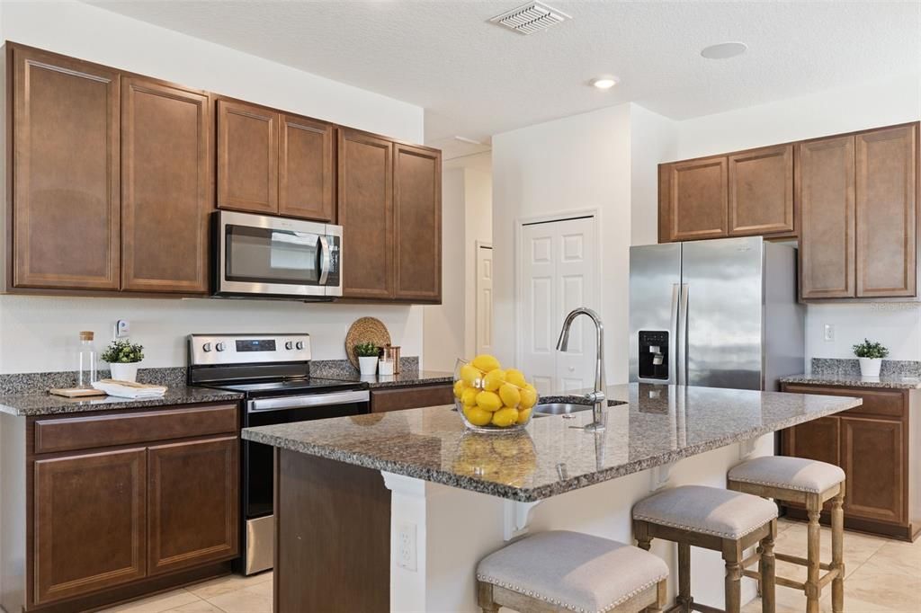 待售: $395,000 (4 贝兹, 2 浴室, 2057 平方英尺)