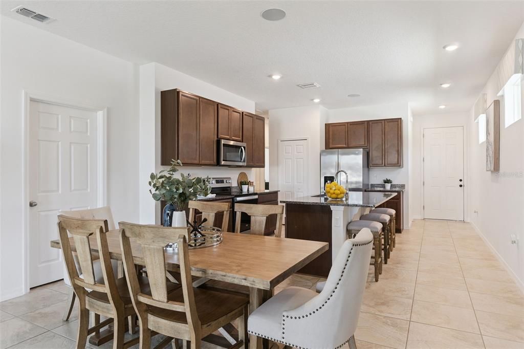 待售: $395,000 (4 贝兹, 2 浴室, 2057 平方英尺)