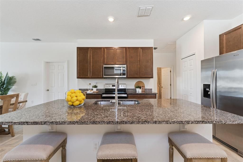 待售: $395,000 (4 贝兹, 2 浴室, 2057 平方英尺)