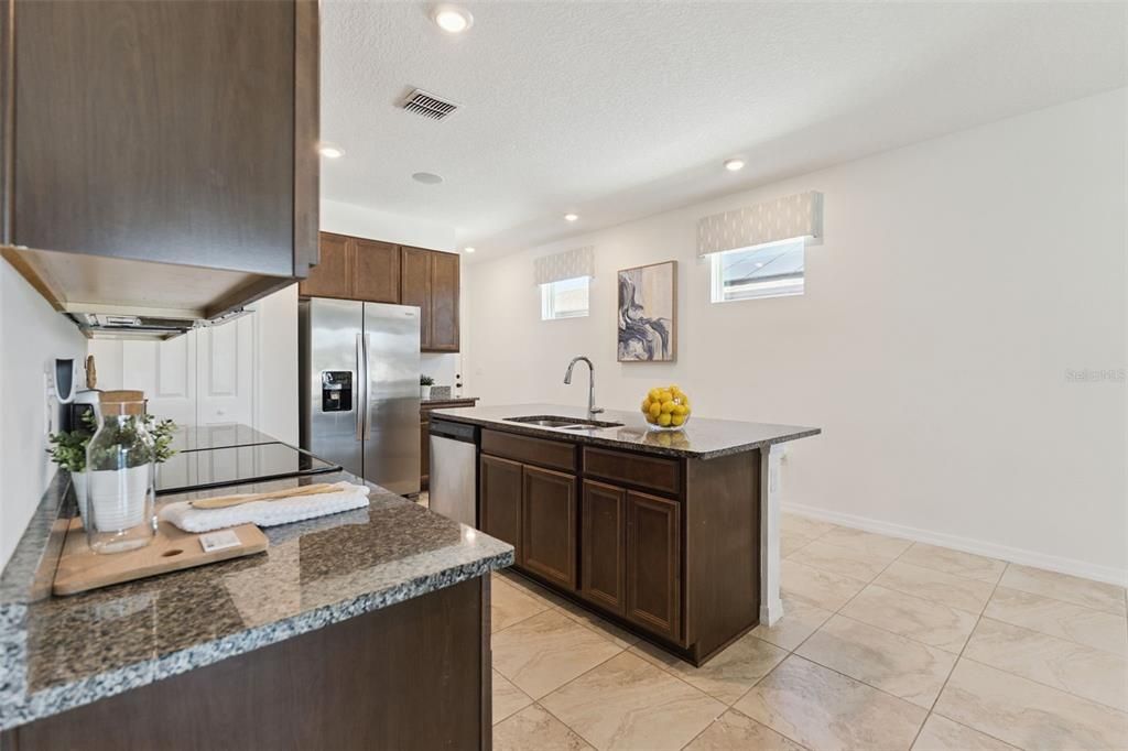 待售: $395,000 (4 贝兹, 2 浴室, 2057 平方英尺)