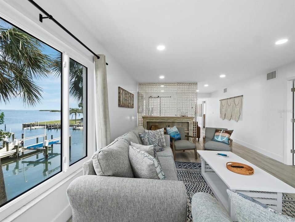 На продажу: $599,000 (2 спален, 2 ванн, 1154 Квадратных фут)