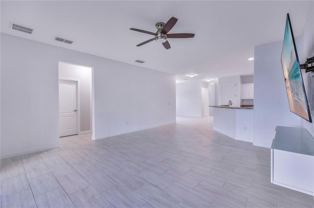 Под контрактом: $3,000 (4 спален, 3 ванн, 2283 Квадратных фут)