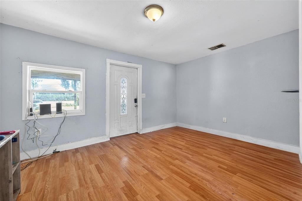 For Sale: $179,900 (3 beds, 2 baths, 920 Square Feet)