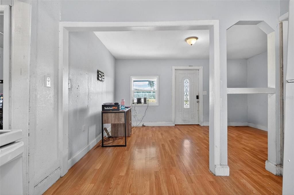 For Sale: $179,900 (3 beds, 2 baths, 920 Square Feet)