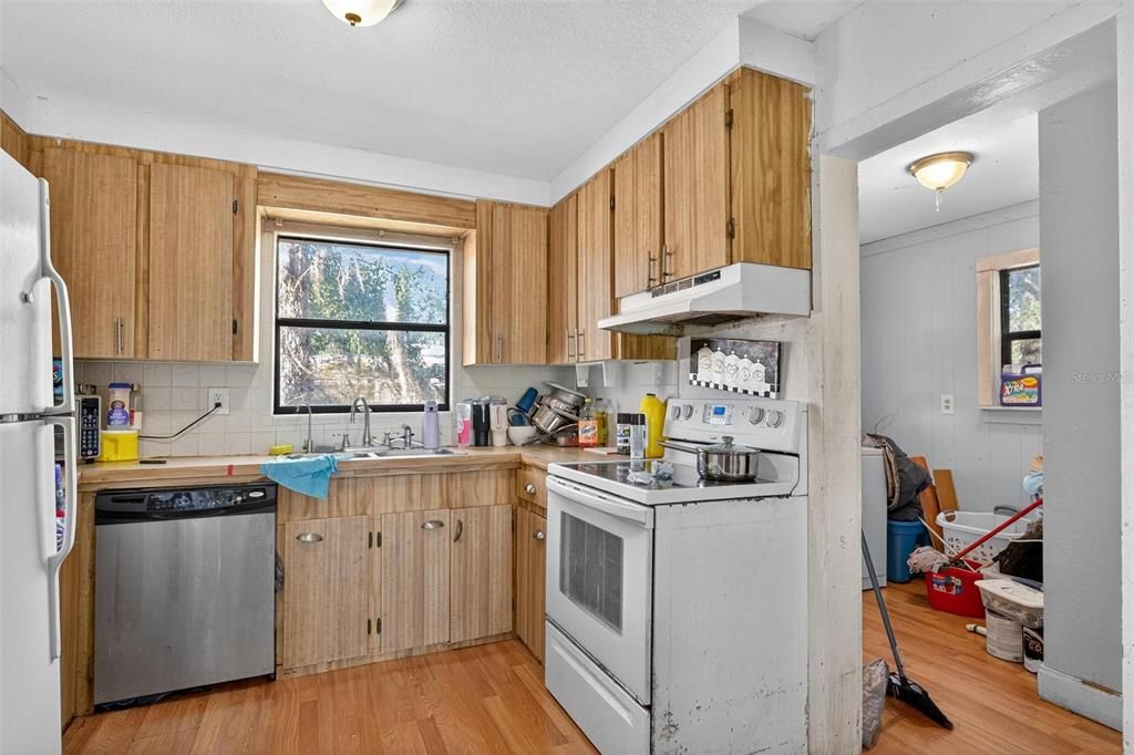 For Sale: $179,900 (3 beds, 2 baths, 920 Square Feet)