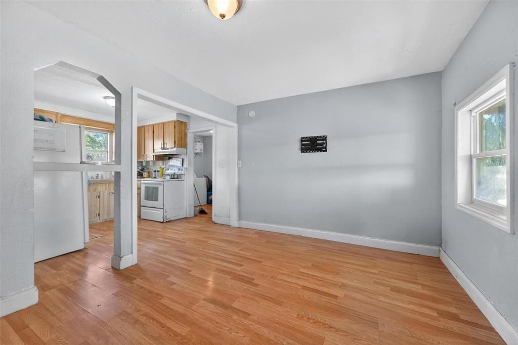 For Sale: $179,900 (3 beds, 2 baths, 920 Square Feet)