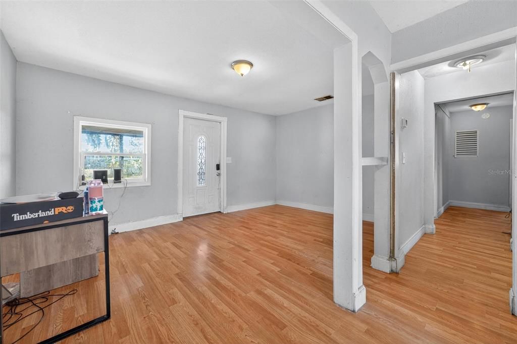 For Sale: $179,900 (3 beds, 2 baths, 920 Square Feet)