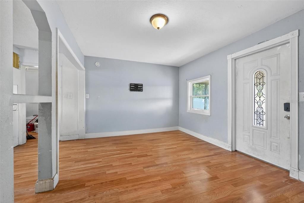 For Sale: $179,900 (3 beds, 2 baths, 920 Square Feet)