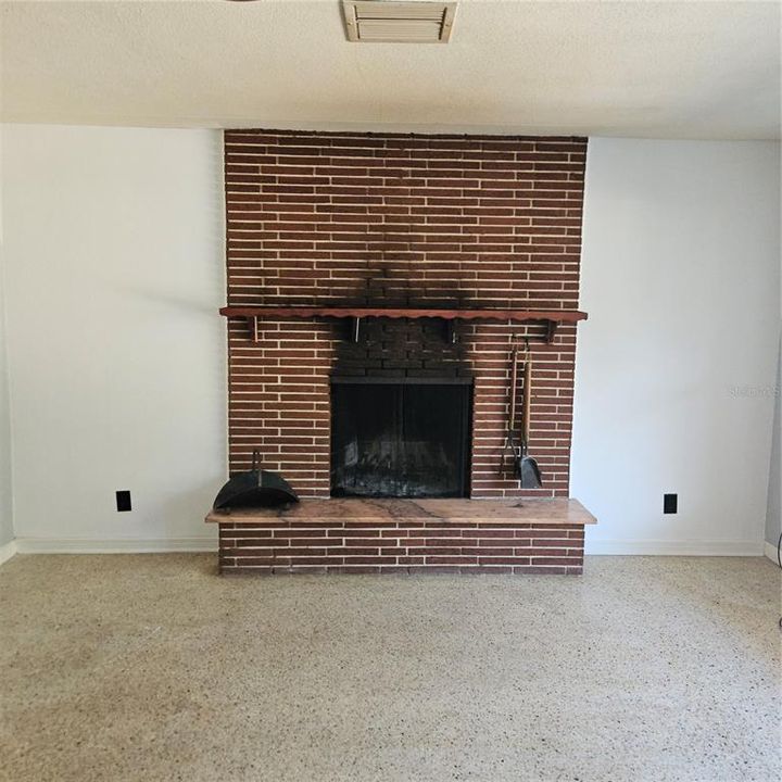 合同活跃: $2,395 (2 贝兹, 2 浴室, 1689 平方英尺)