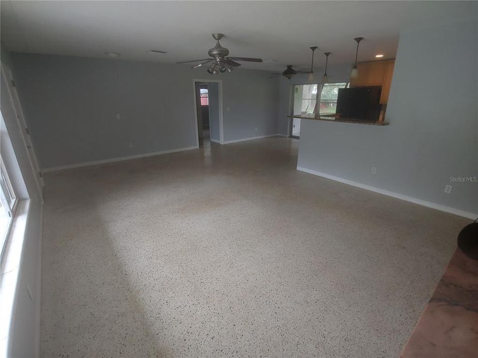 合同活跃: $2,395 (2 贝兹, 2 浴室, 1689 平方英尺)