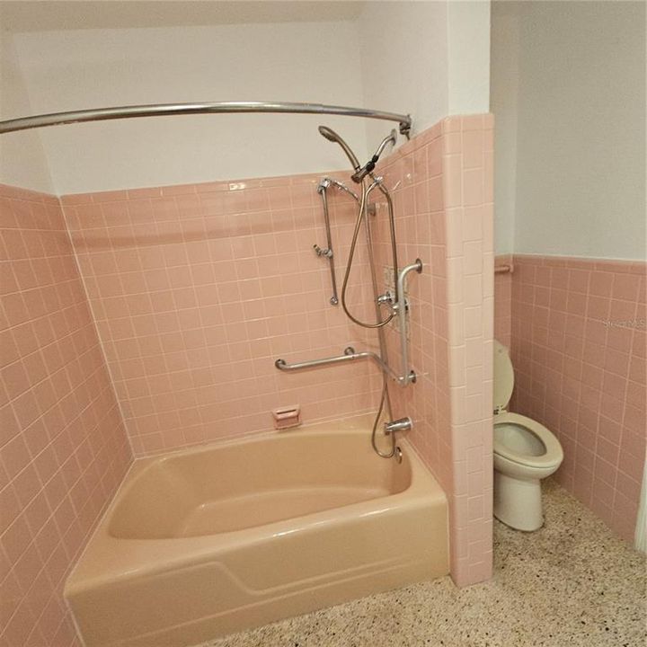 合同活跃: $2,395 (2 贝兹, 2 浴室, 1689 平方英尺)