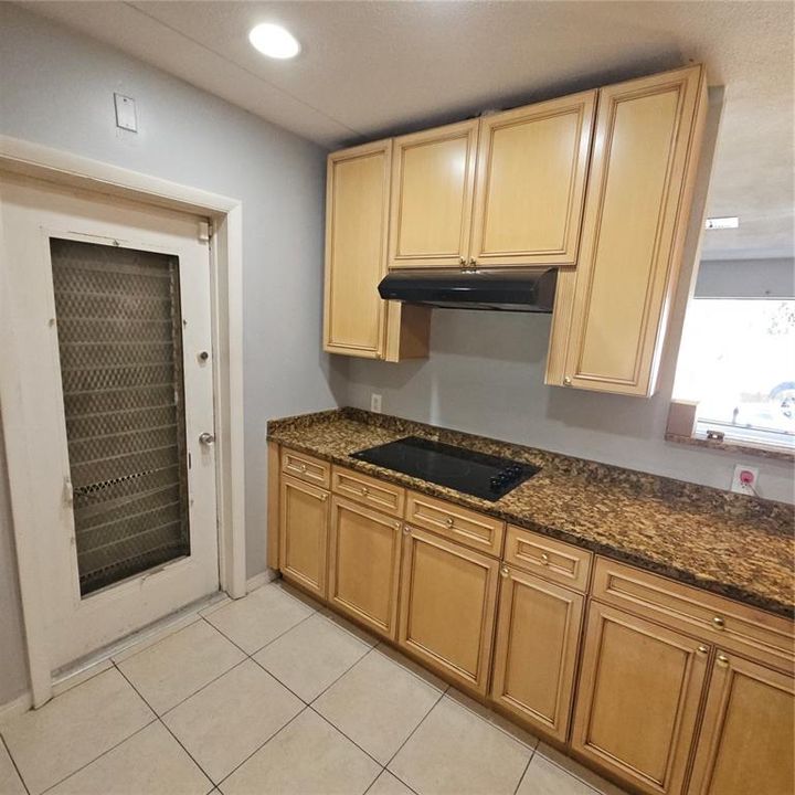 合同活跃: $2,395 (2 贝兹, 2 浴室, 1689 平方英尺)