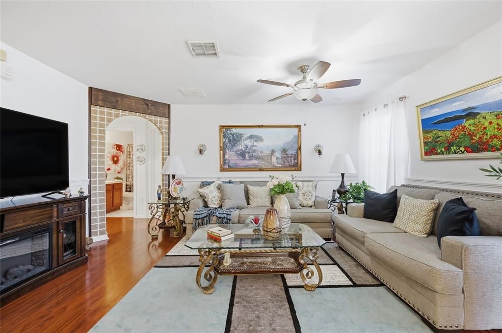 For Sale: $225,000 (2 beds, 2 baths, 1268 Square Feet)