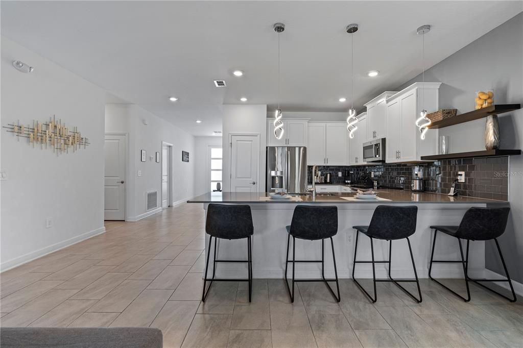 Под контрактом: $699,900 (7 спален, 5 ванн, 4018 Квадратных фут)