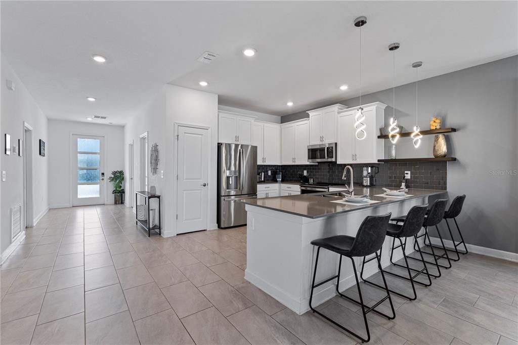 Под контрактом: $699,900 (7 спален, 5 ванн, 4018 Квадратных фут)