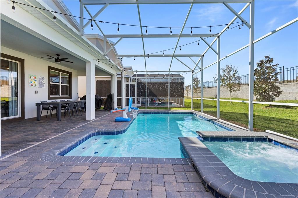 Под контрактом: $699,900 (7 спален, 5 ванн, 4018 Квадратных фут)