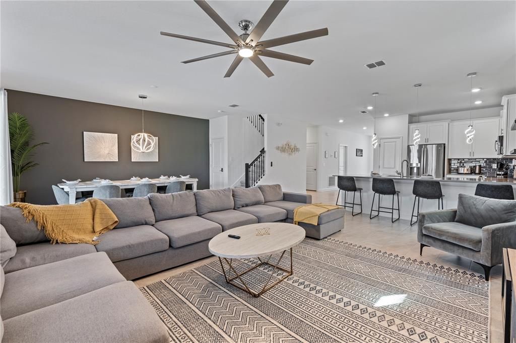 Под контрактом: $699,900 (7 спален, 5 ванн, 4018 Квадратных фут)