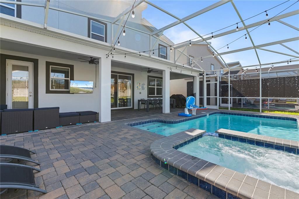 Под контрактом: $699,900 (7 спален, 5 ванн, 4018 Квадратных фут)