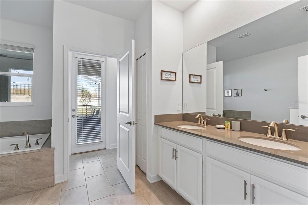 Под контрактом: $699,900 (7 спален, 5 ванн, 4018 Квадратных фут)