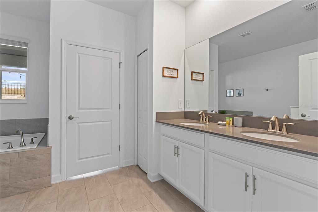 Под контрактом: $699,900 (7 спален, 5 ванн, 4018 Квадратных фут)