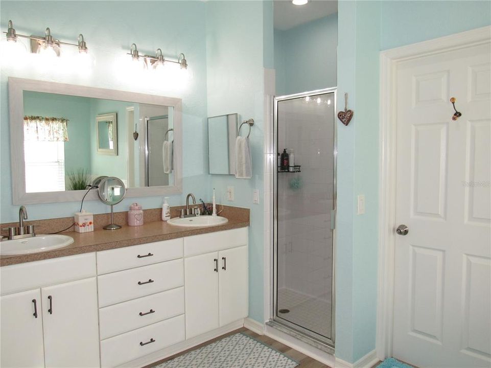 For Sale: $349,900 (4 beds, 2 baths, 1906 Square Feet)