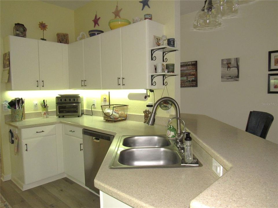 For Sale: $349,900 (4 beds, 2 baths, 1906 Square Feet)