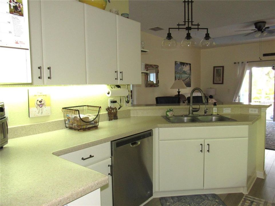 For Sale: $349,900 (4 beds, 2 baths, 1906 Square Feet)