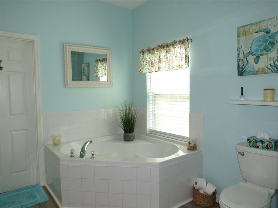 For Sale: $349,900 (4 beds, 2 baths, 1906 Square Feet)