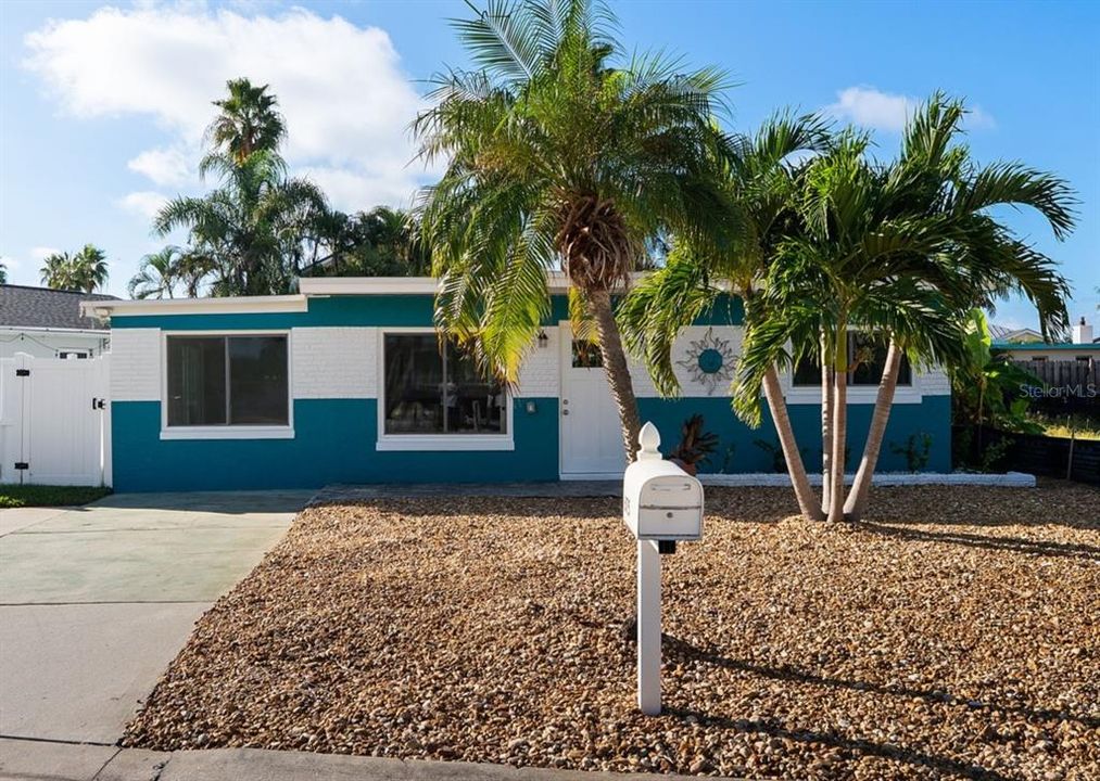 For Sale: $619,000 (2 beds, 1 baths, 1064 Square Feet)