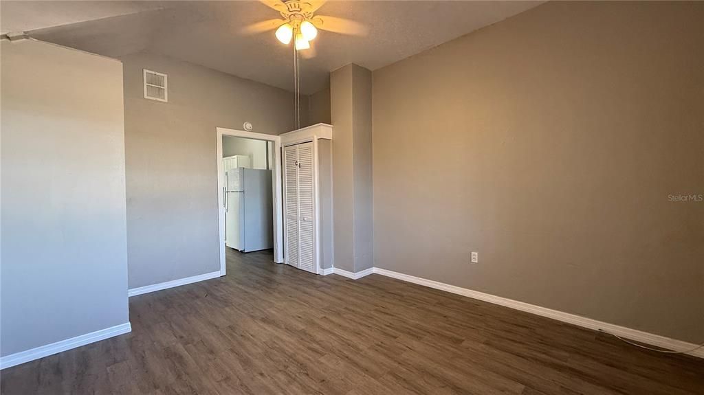 В аренду: $775 (0 спален, 1 ванн, 360 Квадратных фут)