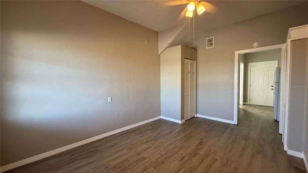 В аренду: $775 (0 спален, 1 ванн, 360 Квадратных фут)