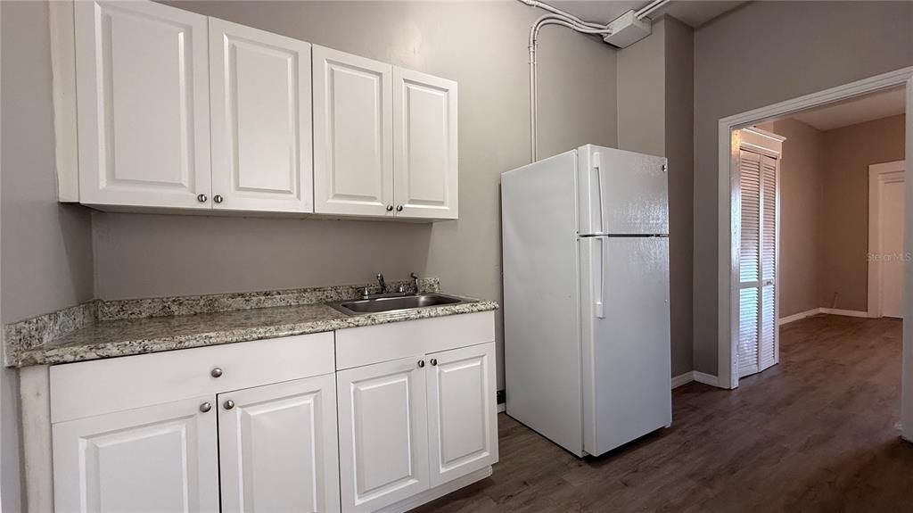 В аренду: $775 (0 спален, 1 ванн, 360 Квадратных фут)