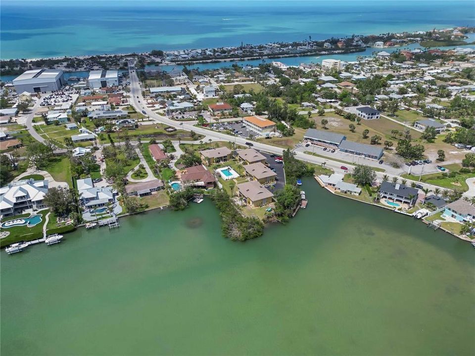 На продажу: $339,900 (2 спален, 2 ванн, 1067 Квадратных фут)