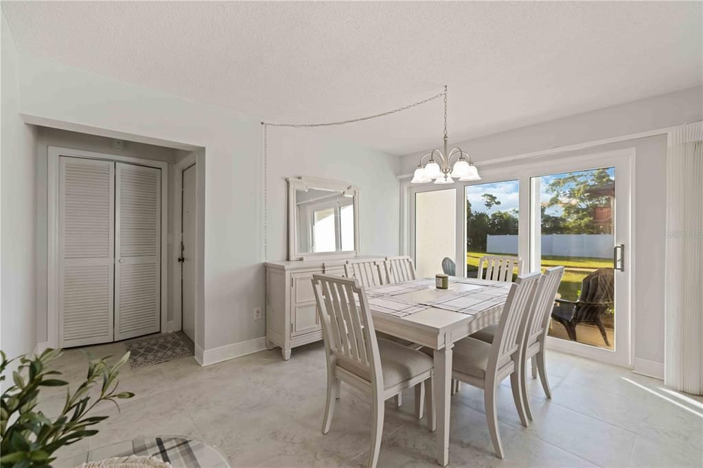 На продажу: $339,900 (2 спален, 2 ванн, 1067 Квадратных фут)