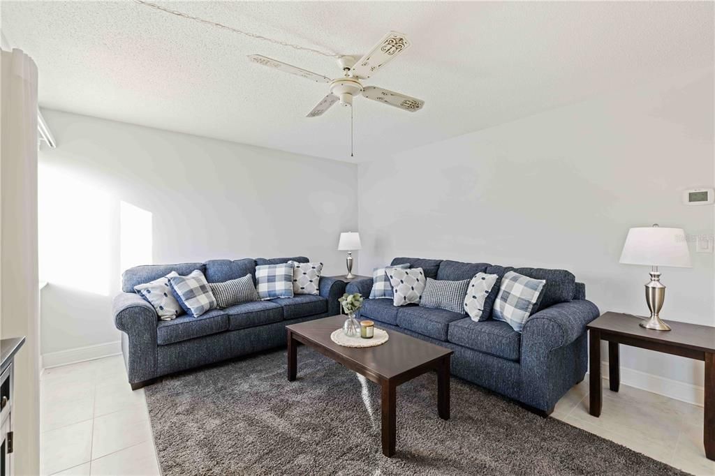 На продажу: $339,900 (2 спален, 2 ванн, 1067 Квадратных фут)