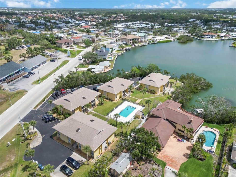 На продажу: $339,900 (2 спален, 2 ванн, 1067 Квадратных фут)