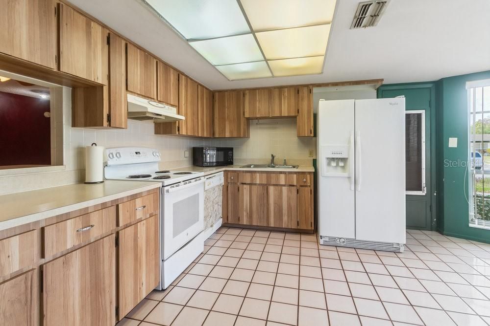 Active With Contract: $219,900 (2 beds, 2 baths, 1327 Square Feet)