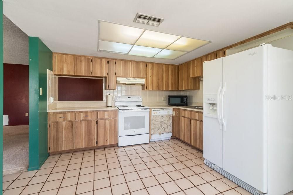 Active With Contract: $219,900 (2 beds, 2 baths, 1327 Square Feet)