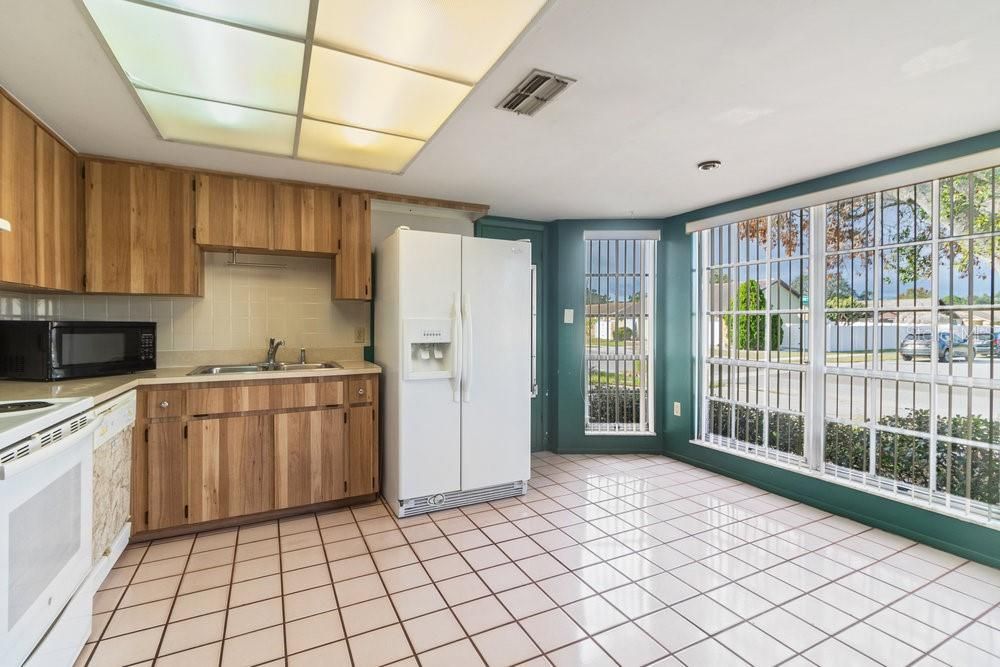 Active With Contract: $219,900 (2 beds, 2 baths, 1327 Square Feet)