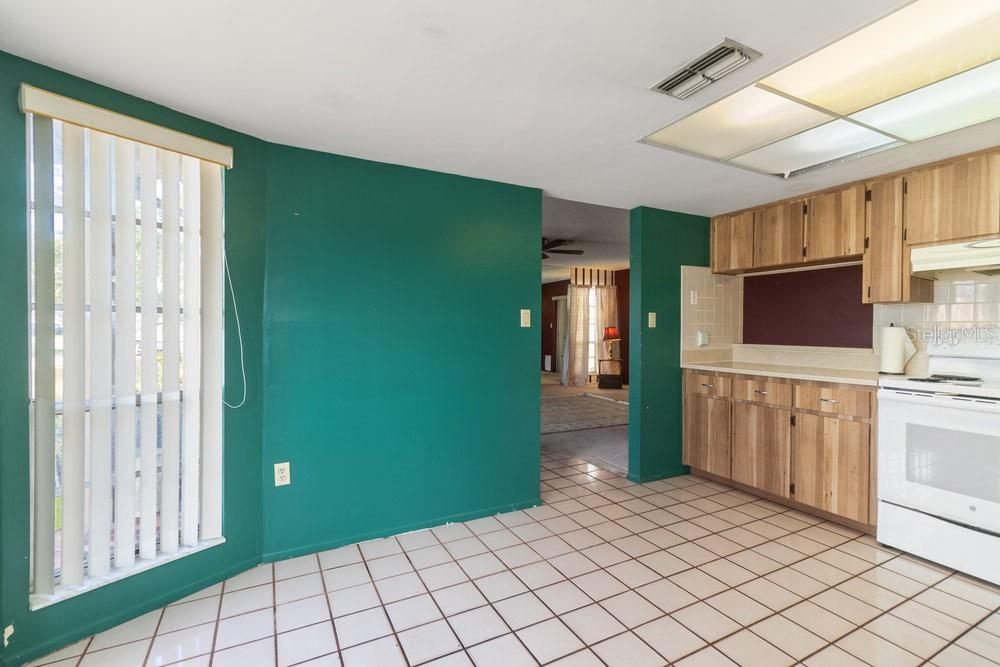 Active With Contract: $219,900 (2 beds, 2 baths, 1327 Square Feet)