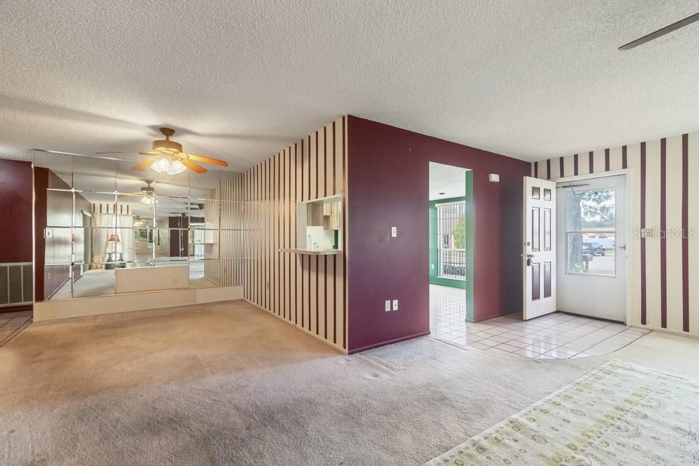 Active With Contract: $219,900 (2 beds, 2 baths, 1327 Square Feet)