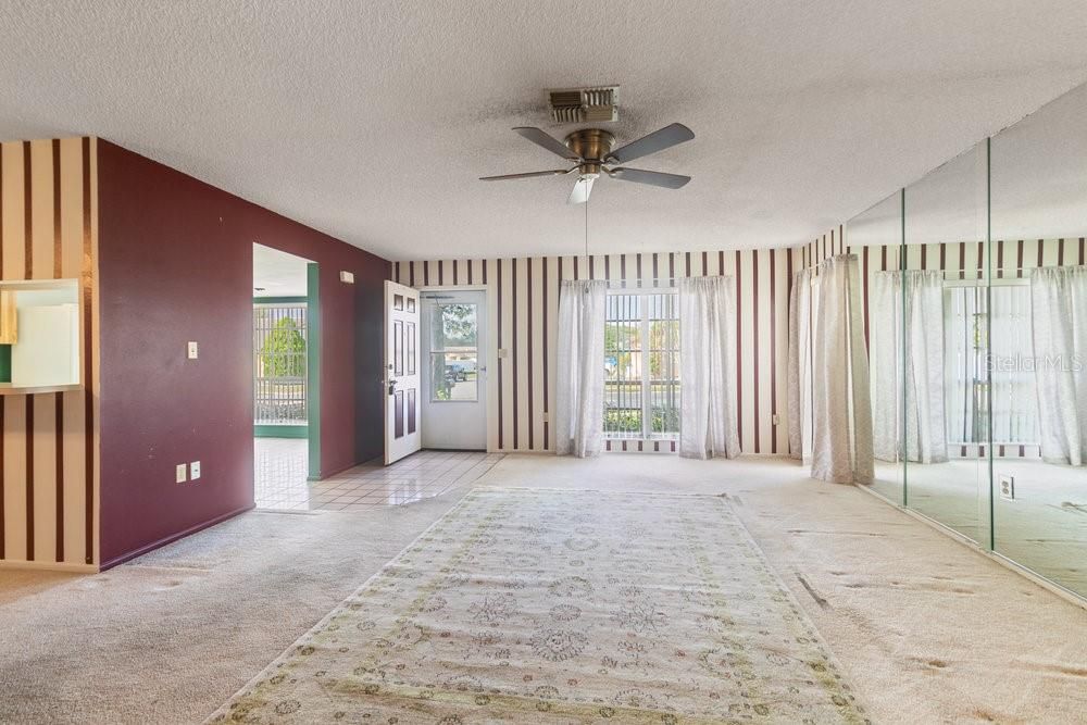 Active With Contract: $219,900 (2 beds, 2 baths, 1327 Square Feet)