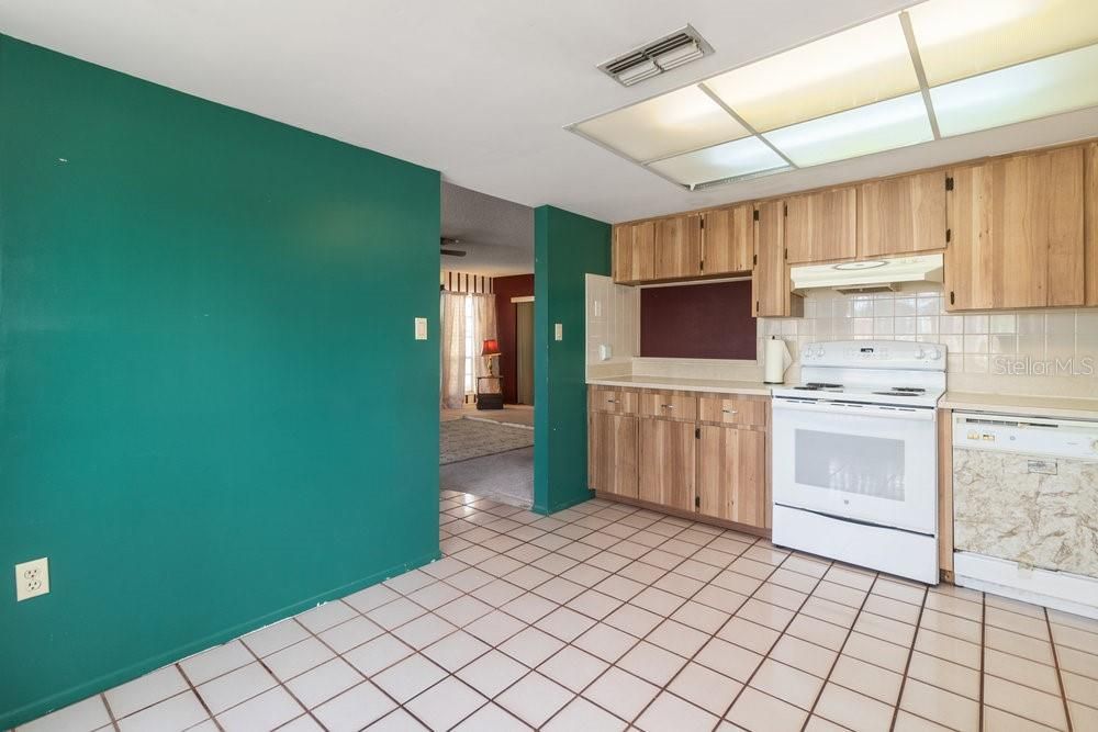 Active With Contract: $219,900 (2 beds, 2 baths, 1327 Square Feet)